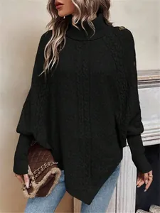 Dettaglio di un maglione nero a collo alto in maglia a trecce con bottoni decorativi sulle spalle