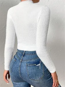 Vista posteriore di un maglione corto bianco morbido con collo alto e trama soffice
