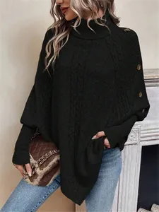 Dettaglio di un maglione a pipistrello nero a collo alto in maglia a trecce con bottoni decorativi