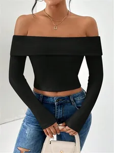 Elegante top corto a maniche lunghe con spalle scoperte in maglia a coste nera da donna