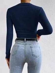 Achteraanzicht van een marineblauw T-shirt met lange mouwen en wafelgebreid patroon