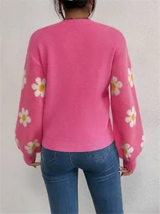 Vue arrière d'un pull en maille rose avec des motifs de marguerites sur les manches