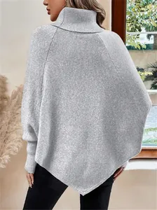 Vista posteriore di un maglione grigio a collo alto con maniche a pipistrello e orlo asimmetrico