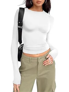 Γυναικείο μονόχρωμο λευκό μακρυμάνικο crop t-shirt με στενή εφαρμογή και στρογγυλή λαιμόκοψη