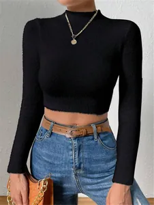 Maglione corto attillato a lupetto nero da donna, elegante per l'autunno