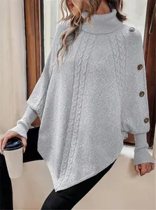 Dettaglio del maglione grigio a collo alto con trecce e bottoni laterali eleganti