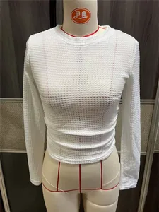 Detailweergave van een wit T-shirt met lange mouwen en getextureerde mesh stof