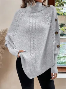 Dettaglio di un maglione grigio a collo alto con trecce e bottoni decorativi eleganti