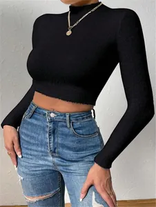 Primo piano di un maglione corto nero da donna con collo alto e vestibilità aderente
