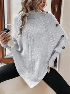 Elegante maglione grigio a collo alto con trecce, maniche a pipistrello e bottoni.