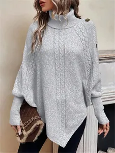 Maglione grigio a collo alto lavorato a trecce con bottoni e maniche a pipistrello