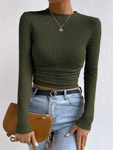 Gedetailleerde weergave van olijfgroene crop top met lange mouwen en textuur