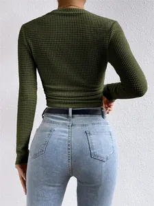 Achteraanzicht van donker olijfgroen dames T-shirt met lange mouwen en wafelstructuur
