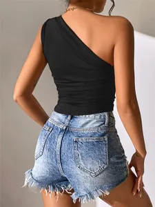Rückansicht eines sexy schwarzen, figurbetonten Ein-Schulter-Tops für Damen im Freizeitstil