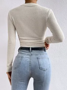 Achteraanzicht van een nauwsluitend T-shirt met lange mouwen in wafelbreisel voor dames