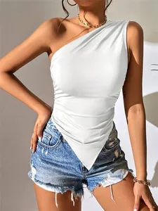 Detailansicht eines weißen asymmetrischen One-Shoulder-Tops mit modischem Saum