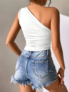 Detailansicht der Rückseite eines weißen asymmetrischen schulterfreien schmalen Tanktops