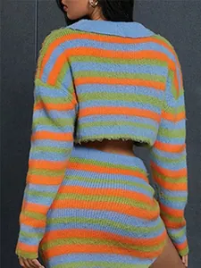 Detailansicht der Rückseite eines gestreiften Polo-Strickpullovers in kräftigen Farben.