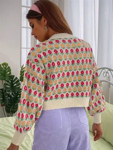 Detailansicht der Rückseite eines gemütlichen weißen Cardigans mit floralem Strickmuster.