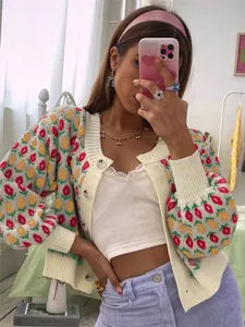 Nahaufnahme eines geblümten Strick-Cardigans mit Knöpfen im Lifestyle-Stil