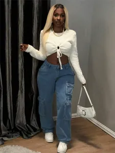 Detailaufnahme einer Frau im weißem, flauschigem Crop-Pullover mit Kordelzug vorne.