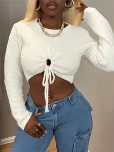 Detailaufnahme eines weißen, flauschigen Crop-Pullovers mit Kordelzug am Ausschnitt.