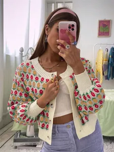 Detailansicht einer Frau mit einer bunten Strickjacke mit Blumenmuster und Früchten