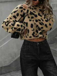 Dettaglio di un maglione leopardato da donna in maglia morbida con jeans a vita alta