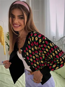 Detailansicht des floralen Strickmusters und der silbernen Knöpfe des Herbst-Cardigans.