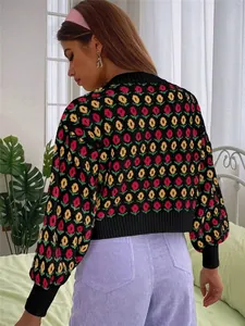 Rückansicht eines geblümten Strick-Cardigans mit roten und gelben Rosenmustern