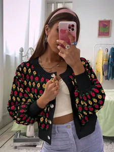 Modische Strickjacke mit Blumenmuster und Knopfleiste für Damen in der Herbstsaison.