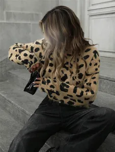 Dettaglio ravvicinato della trama del maglione in maglia soffice con stampa leopardata