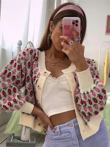Detailansicht eines modischen floralen Strick-Cardigans mit Knöpfen im Y2K-Farbstil