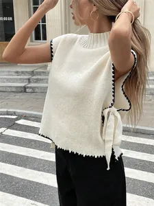 Detailansicht Damen Strickweste ärmellos mit schwarzem Wellensaum und Seitenschleife