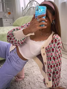 Trendiger floral gestrickter Cardigan mit Knöpfen für Damen in gemütlichem Schlafzimmer