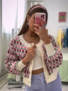 Nahaufnahme einer geblümten Strickjacke im Vintage-Stil mit rot-rosa Blumenmustern