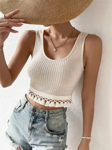 Vista dettagliata della trama a maglia e dell'orlo a frange di questo crop top color crema donna