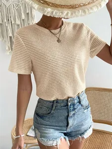 Vista dettagliata della t-shirt da donna in maglia a girocollo con trama a nido d'ape.