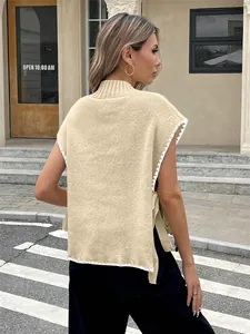 Detailansicht einer beigen Damenstrickweste mit Kontrastbesatz und Seitenschleife
