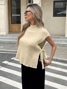 Detailansicht eines beigen Damen-Strickpullunders mit weißem Rand und seitlichen Schleifen