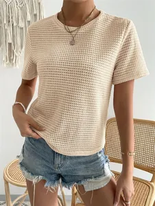 T-shirt casual da donna in maglia a nido d'ape beige con scollo rotondo e vestibilità.