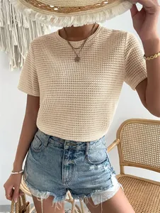 Vista dettagliata della t-shirt da donna in maglia beige con motivo a trama a girocollo
