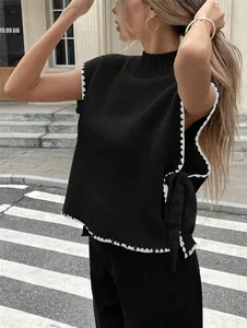 Eleganter schwarzer ärmelloser Strickpullunder mit weißem Wellensaum und seitlicher Schleife
