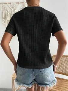 Dettaglio che mostra la vestibilità posteriore e la trama di una t-shirt nera