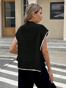 Detailansicht der Rückseite eines ärmellosen schwarzen Strickweste mit Kontrastsaum