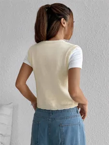 Vue arrière d'un gilet en maille crème sur un t-shirt blanc et un jean bleu chic.