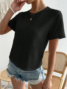 Dettaglio del tessuto a maglia testurizzato di questa maglietta nera a maniche corte.