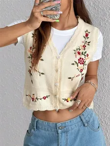Vue détaillée d'un gilet en tricot brodé de fleurs pour femme avec col en V et boutons de style