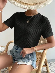Primo piano di una t-shirt in maglia nera con girocollo e trama a nido d'ape casual