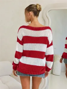 Vista posteriore dettagliata di un maglione a maglia a righe rosse e bianche oversize da donna